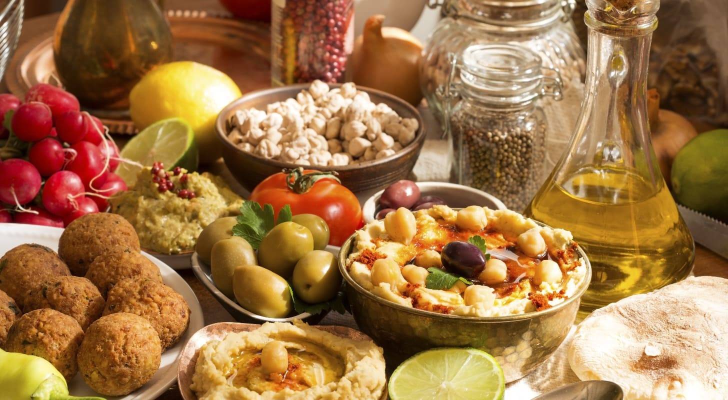 Billet d’avion pour Israël, dégustation de mets libanais comme houmous et falafel