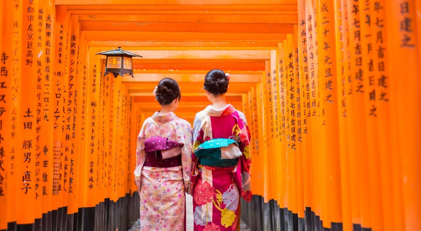 Voyage à Kyoto, rencontre de geishas dans un temple japonais
