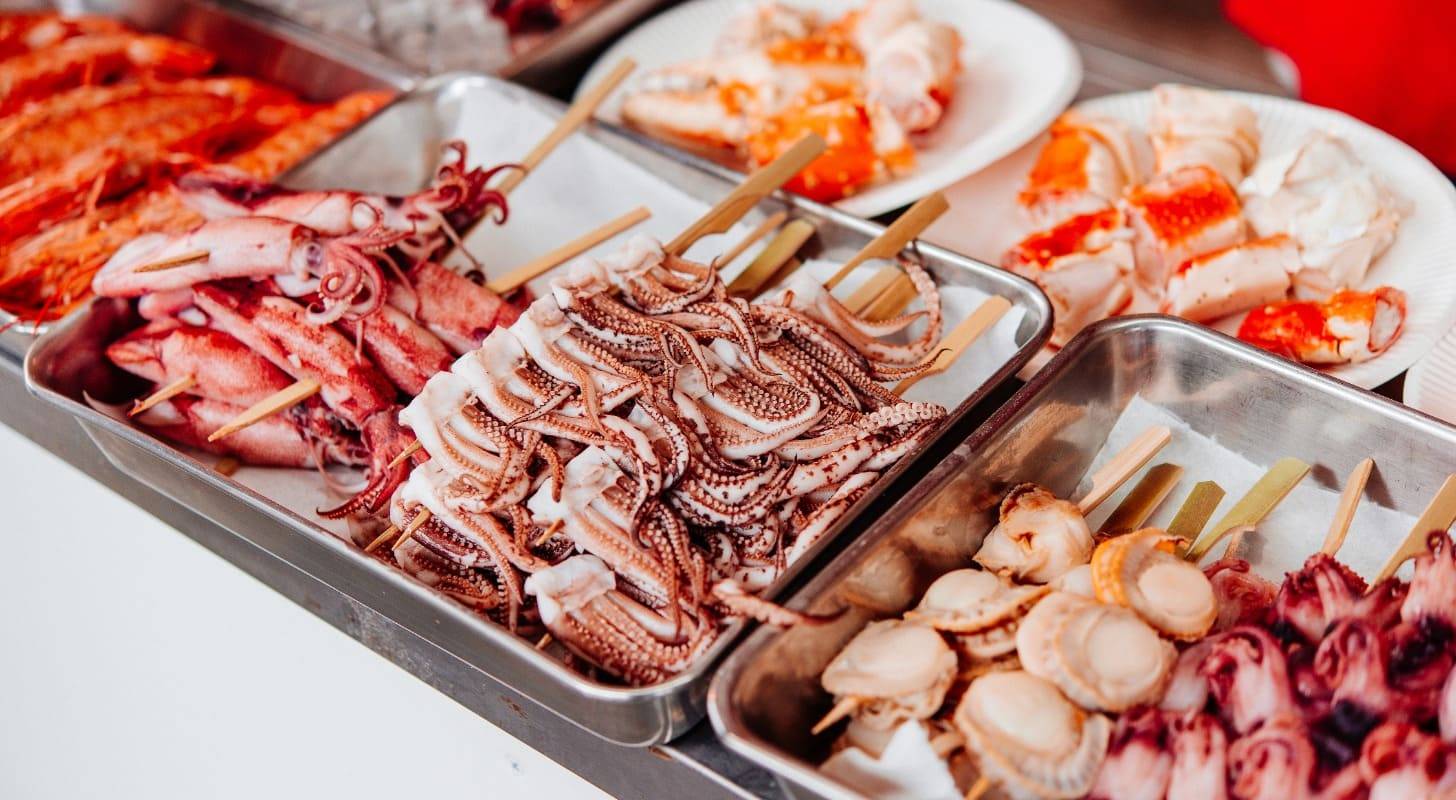 Billet d’avion pour le Japon, dégustation de brochettes de fruits de mer typiques