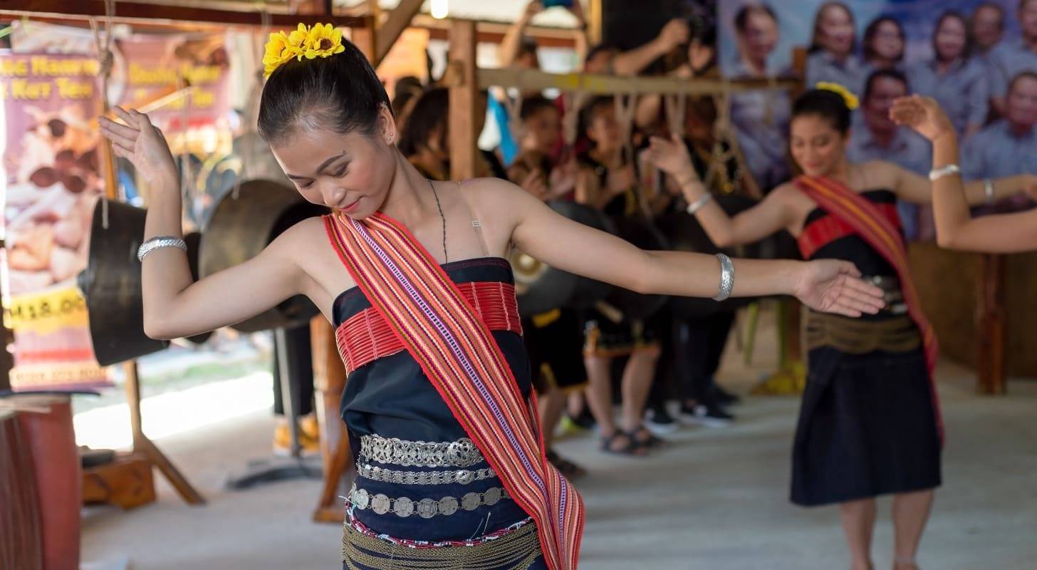 Voyage en Malaisie, danseuses en costumes traditionnels pour la fête des récoltes