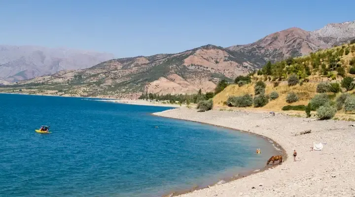 Le Lac de montagne de Charvak en Ouzbékistan Partez en voyage en Ouzbékistan et admirez les paysages authentiques entre désert et lacs de montagne