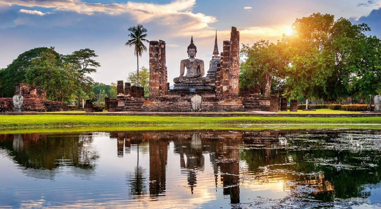 Réserver un vol pour la Thailande et découvrez  le temple Wat Mahathat 