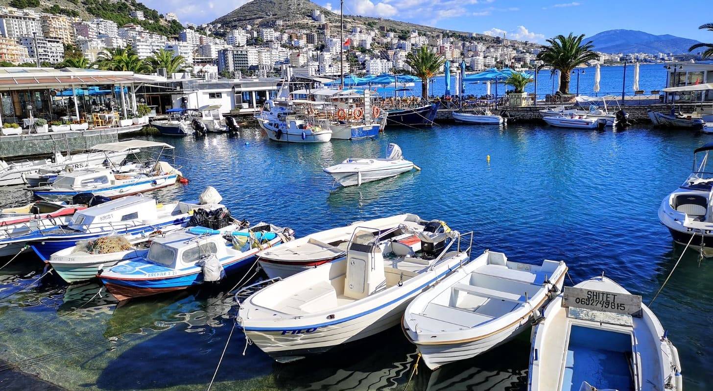 Billet d’avion pour Saranda, balade au port de plaisance