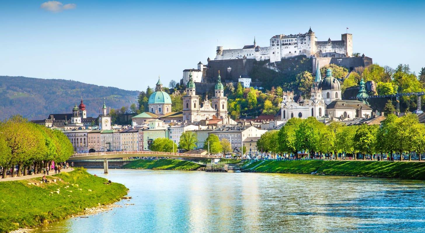 Trouvez un billet d’avion au meilleur prix pour l’Autriche et découvrez la forteresse et la vieille ville de Salzbourg