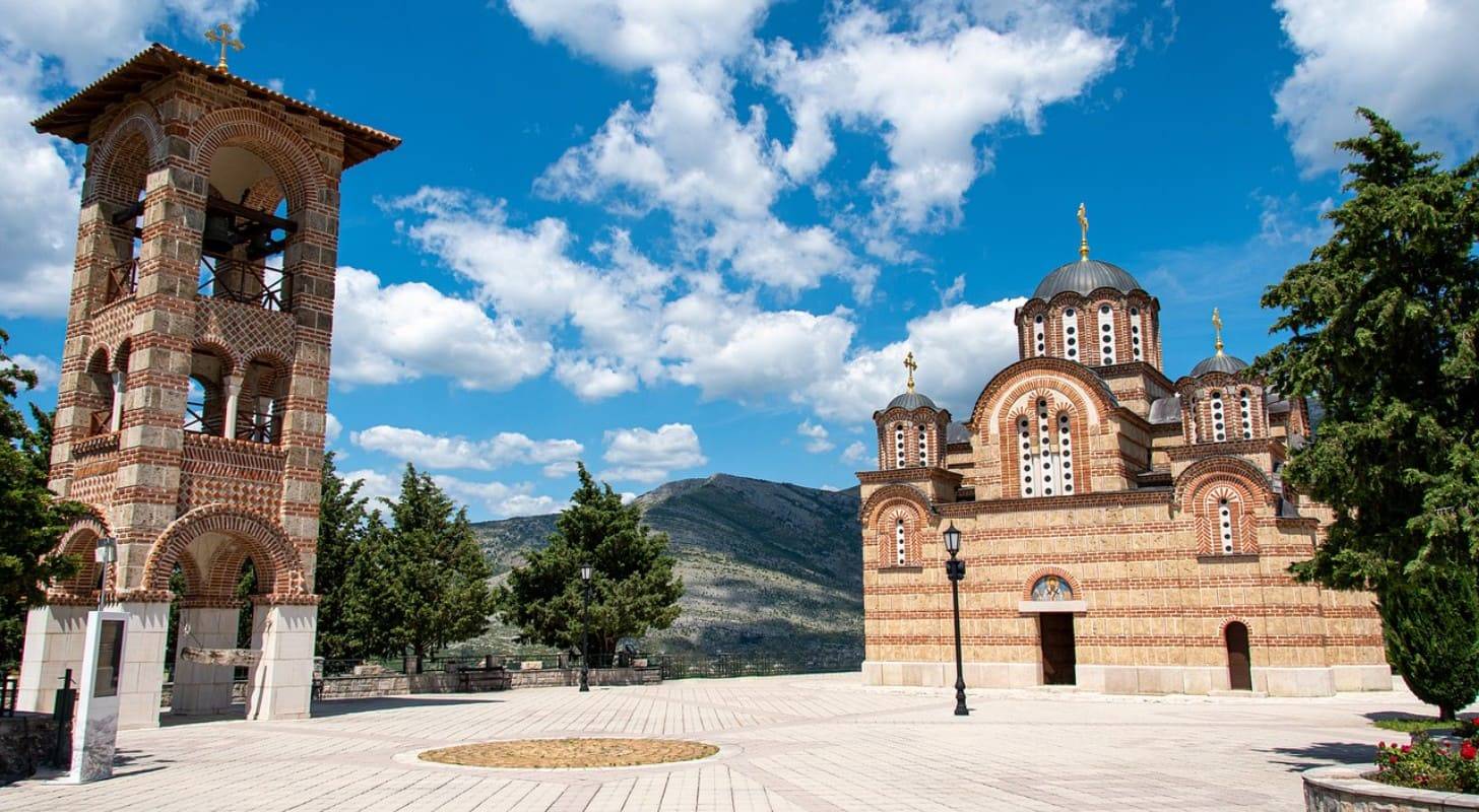 Réservez un vol pas cher pour la Bosnie-Herzégovine et explorez la forteresse de Trebinje