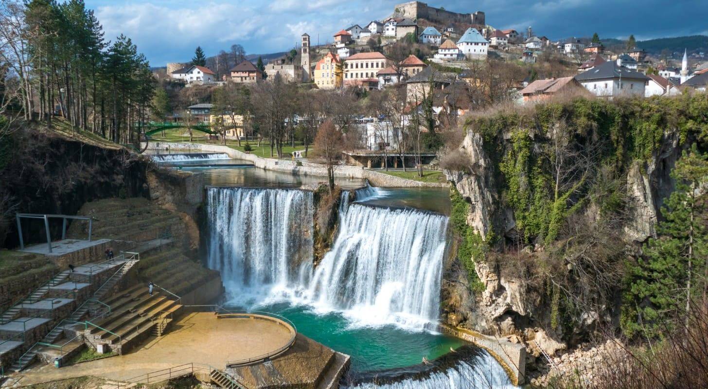 Trouvez un billet d’avion au meilleur prix pour la  Bosnie-Herzégovine et découvrez les chutes de Pliva