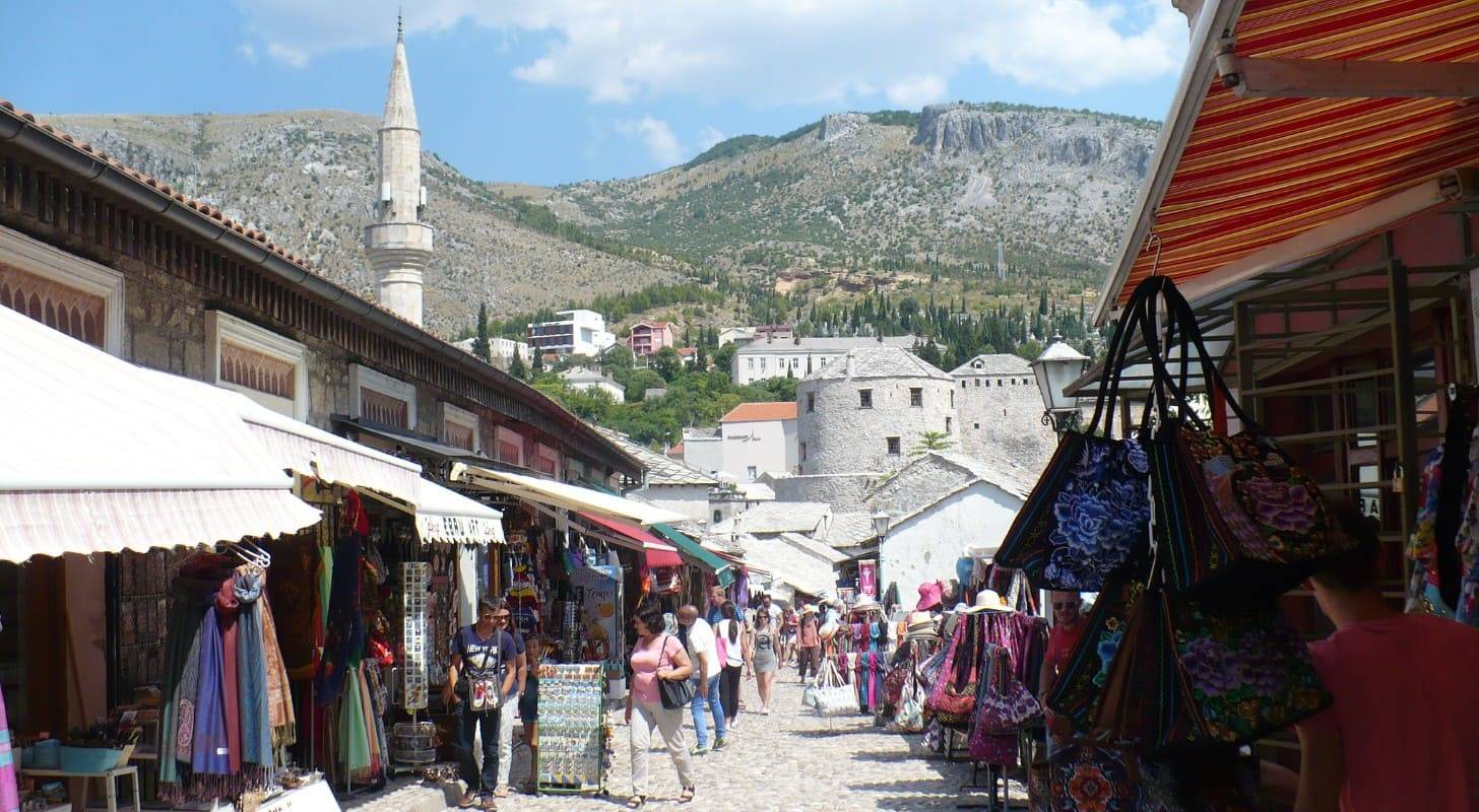 Flânez dans le marché de Mostar, réservez votre voyage en Bosnie-Herzégovine au meilleur prix