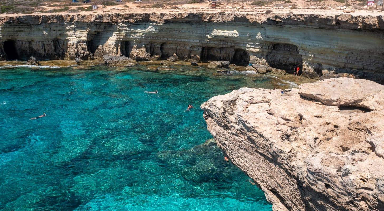 Voyage à Chypre, explorez les grottes marines