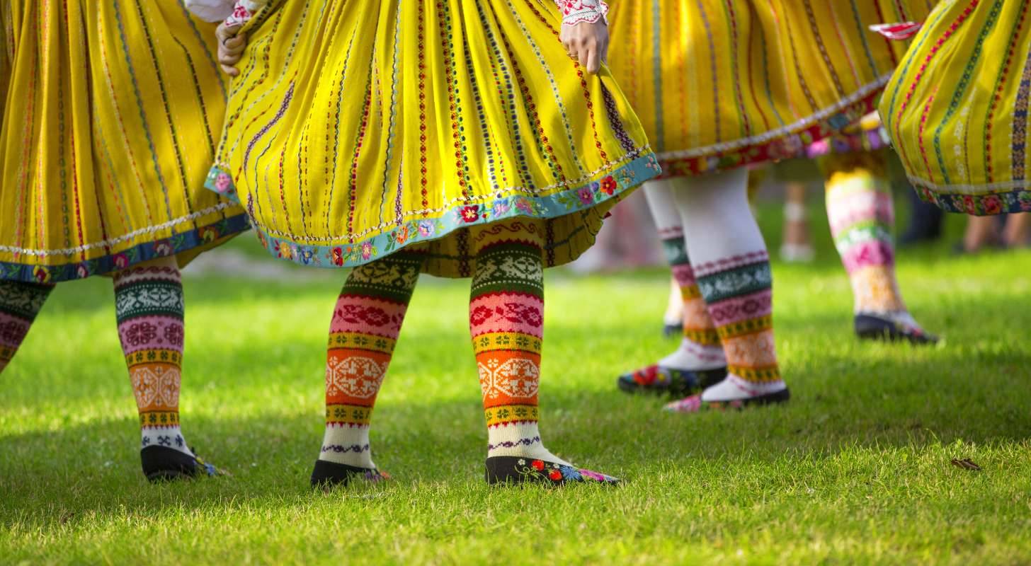 Voyage en Estonie, admirez les danseuses en costume traditionnel estonien
