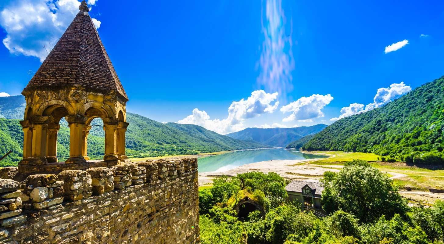 Billet d'avion pas cher pour la Géorgie, explorez le château Ananuri au bord du lac