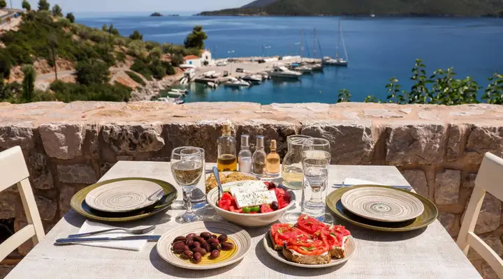 Différents mets grecques Trouvez un billet d’avion au meilleur prix pour la Grèce et savourez la gastronomie grecque
