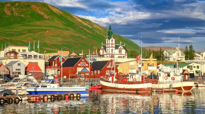 Le port d'Husavik dans le Nord de l'Islande Explorez le port d'Husavik en Islande, réservez un vol pas cher pour l'Islande