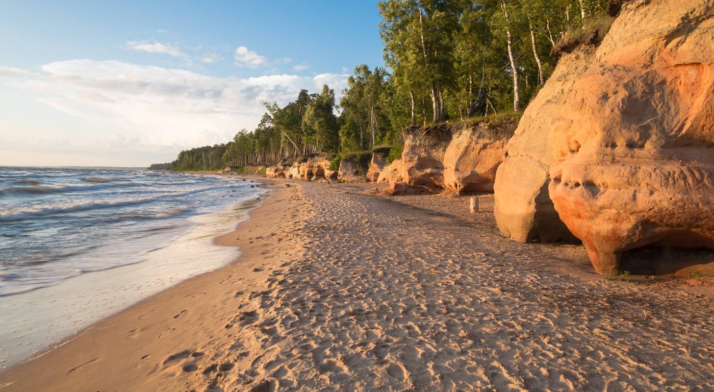 Réservez un vol pas cher pour la Lettonie et détendez-vous sur une plage de sable