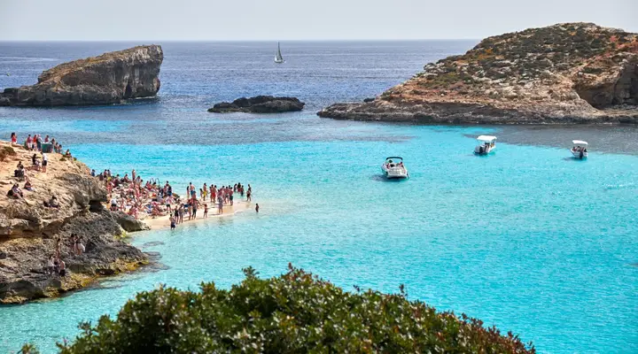 Une plage sur l'ile de Malte Voyage à Malte, détente sur une plage méditerranéenne