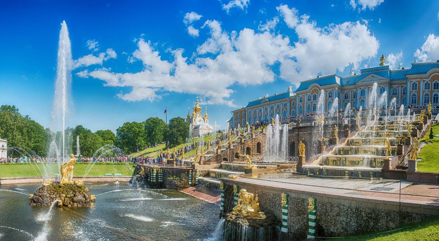 Billet d’avion pour la Russie, grande cascade de Peterhof à Saint-Pétersbourg