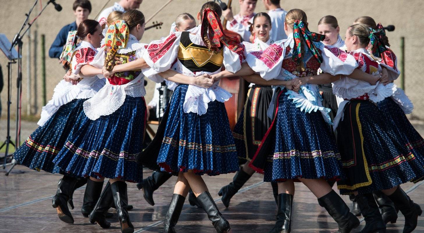 Vol pas cher pour la Slovaquie, découverte de danseuses slovaques en costume traditionnel