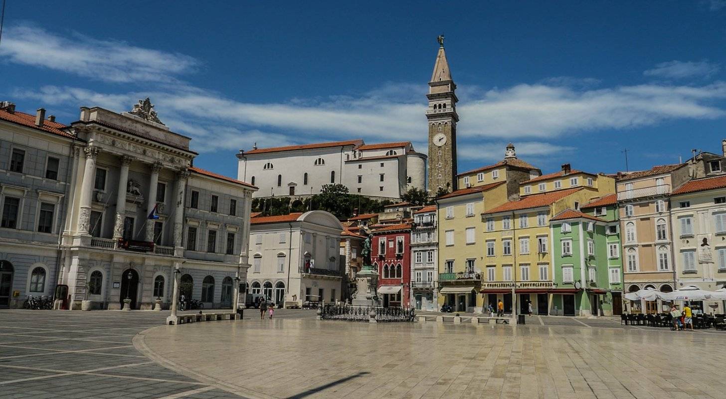Billet d’avion pour la Slovénie, balade sur la place Tartini à Piran