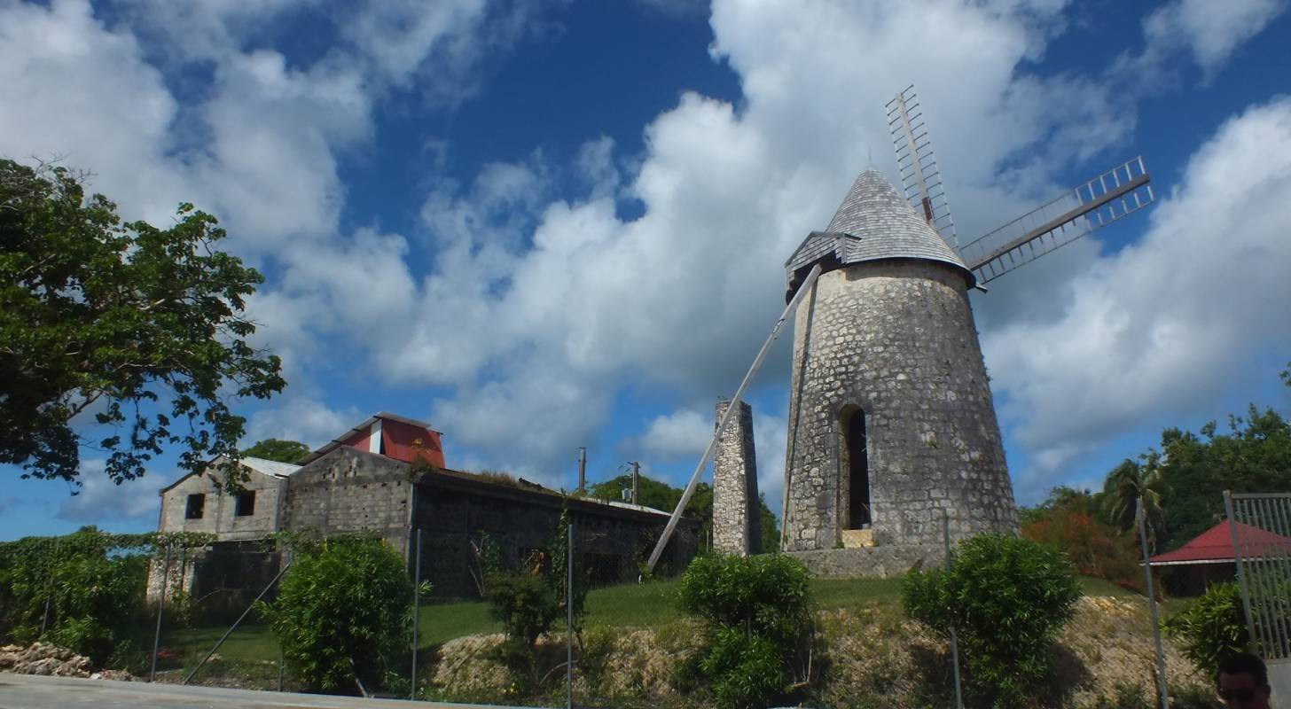 Réserver un vol pour Marie Galante et dégustez le rhum de la distillerie Bellevue