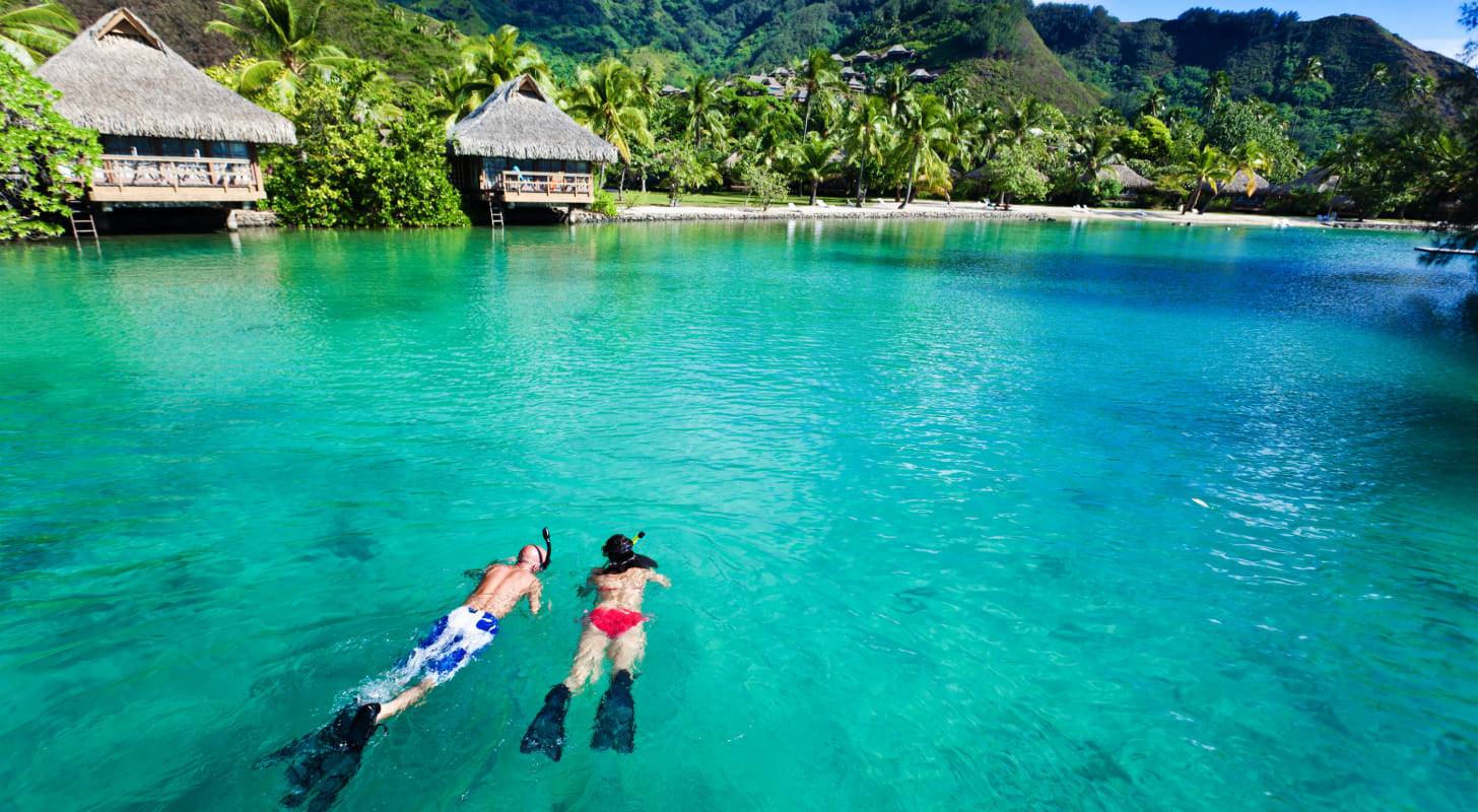 Vue de personnes pratiquant du snorkeling à Tahiti 