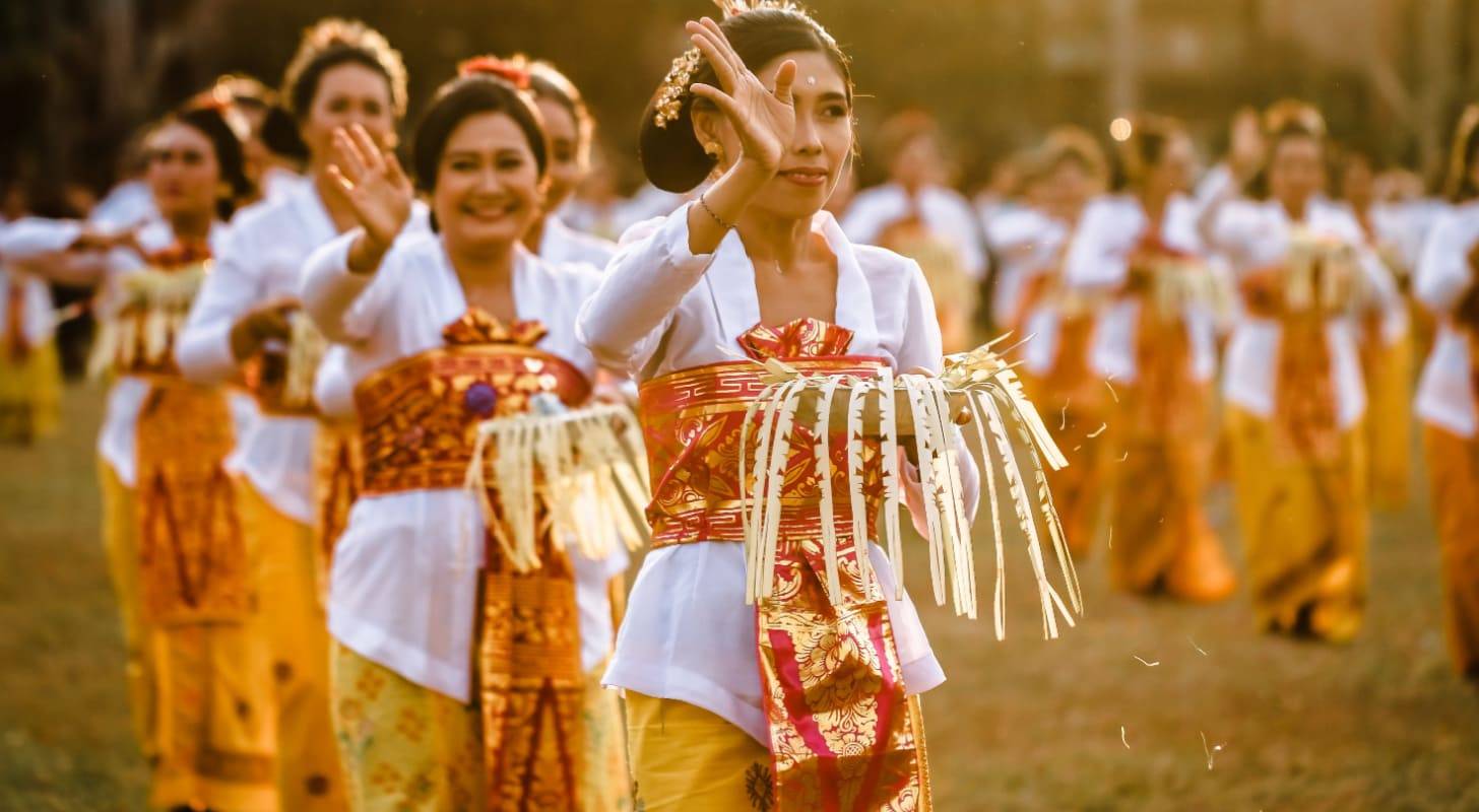 Vol pas cher pour Bali, des danseuses balinaises en costume traditionnel