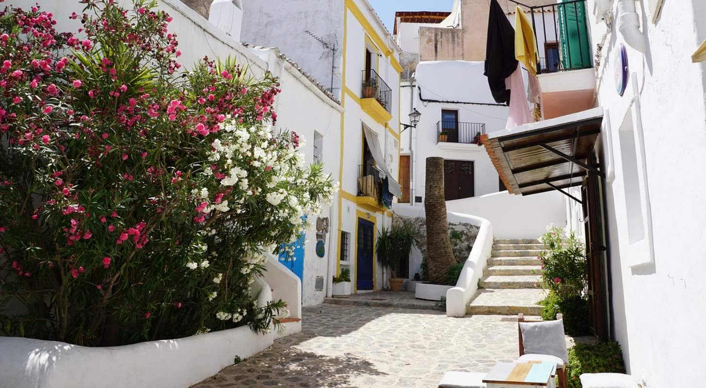 Découvrez Eivissa, le centre historique d'Ibiza, avec un vol pas cher pour Ibiza
