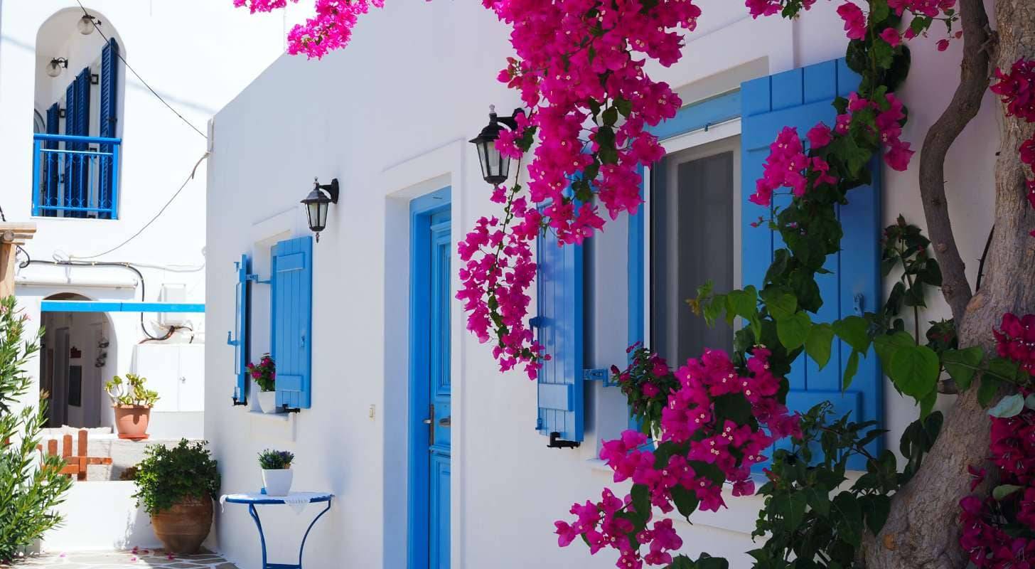 Réservez un billet d'avion pour les Cyclades et admirez les maisons blanches de Santorin