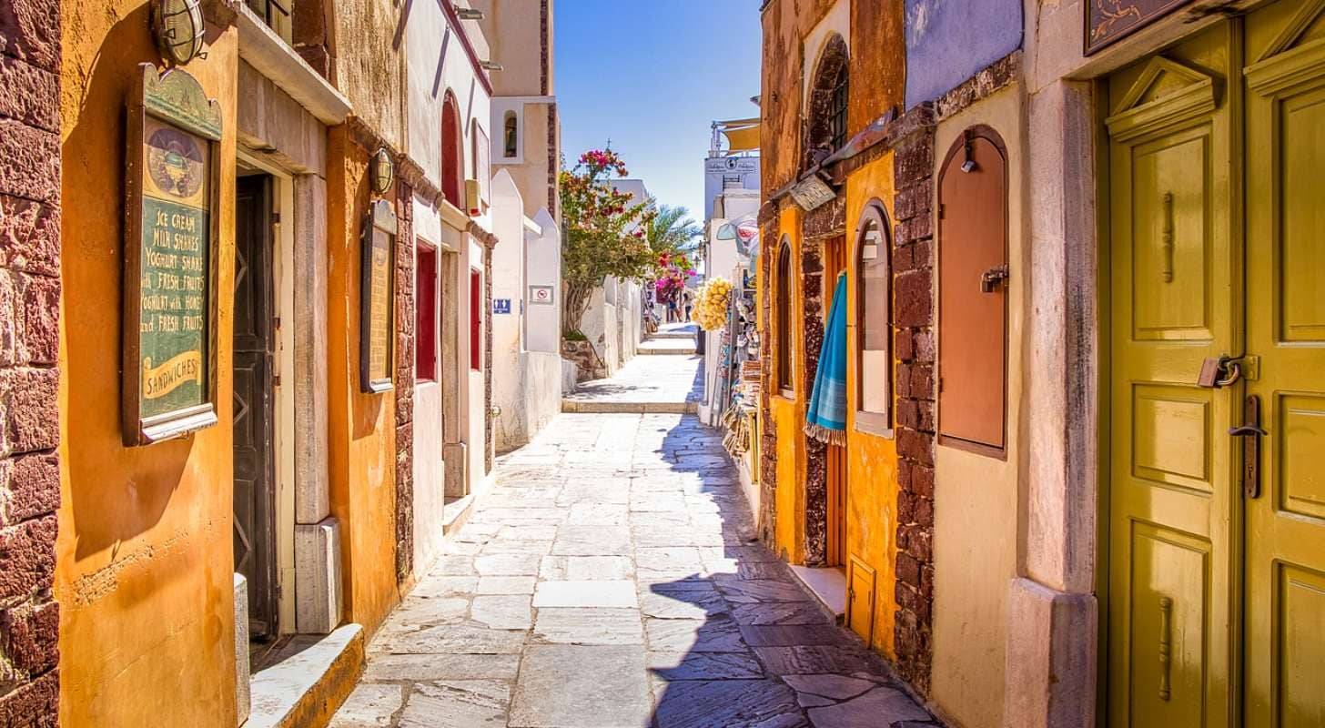 Réservez un vol pas cher pour les Cyclades et explorez le centre-ville de Thira à Santorin
