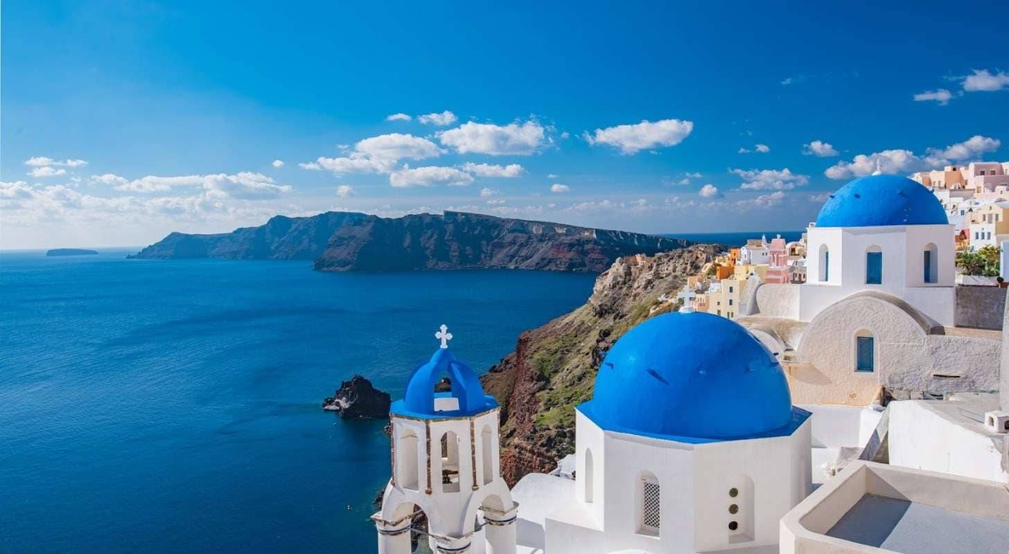 Trouvez un billet d’avion au meilleur prix pour Santorin et visitez le village d’Oia à Santorin