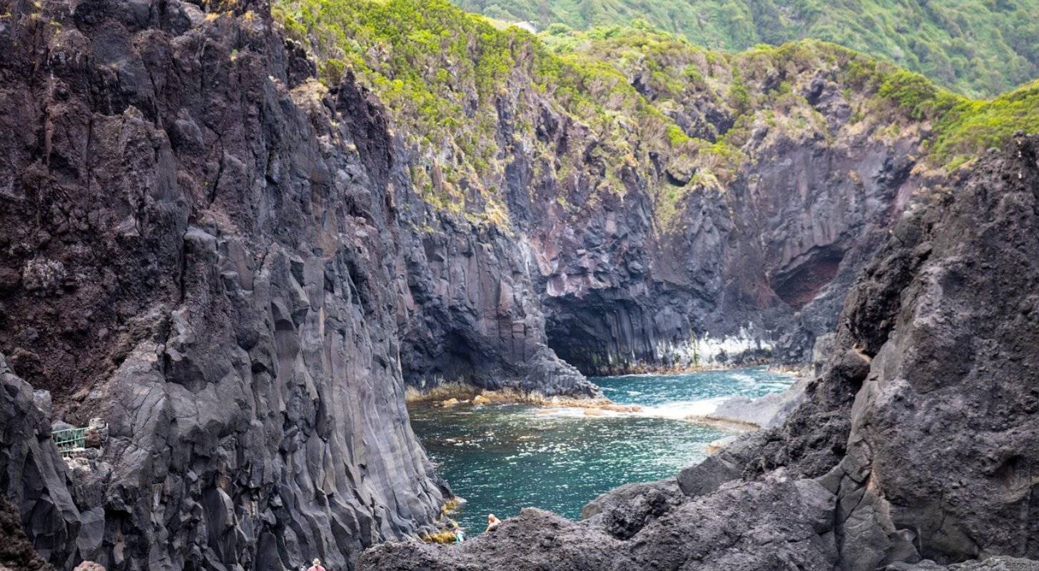 Voyage aux Açores, baignade dans une piscine naturelle à São Jorge