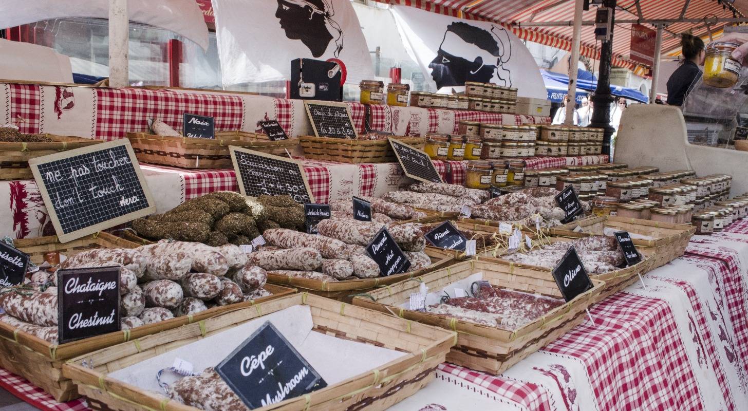 Photo d'un stand de charcuterie corse