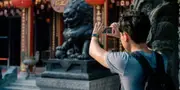 Photo d'un touriste photographiant un temple chinois à Hong Kong