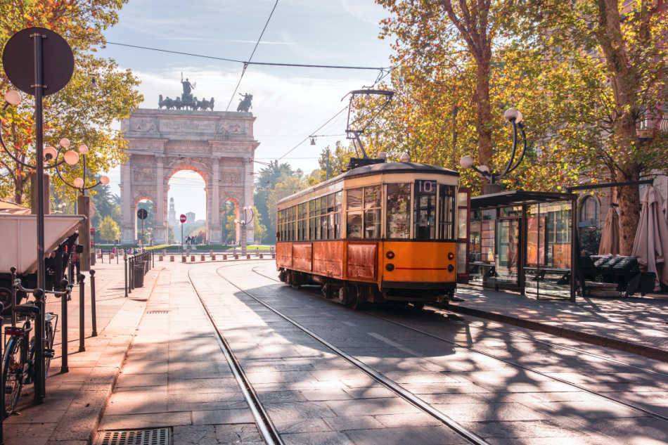Photo de l'arc de triomphe de Milan avec son vieux tramway