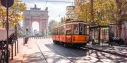arc de triomphe et vieux tram milan