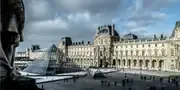 Photo de la la pyramide du Louvre à Paris