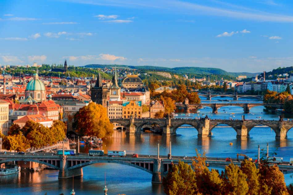 Vue panoramique de Prague avec ses nombreux ponts