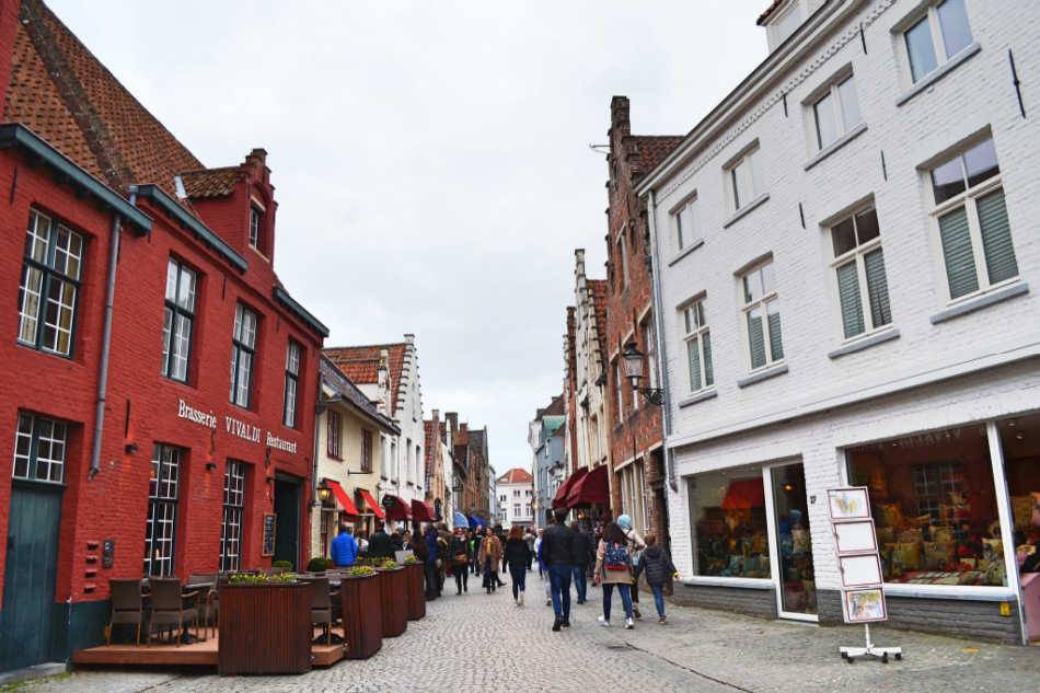 Photo de promeneurs dans une ville en Belgique