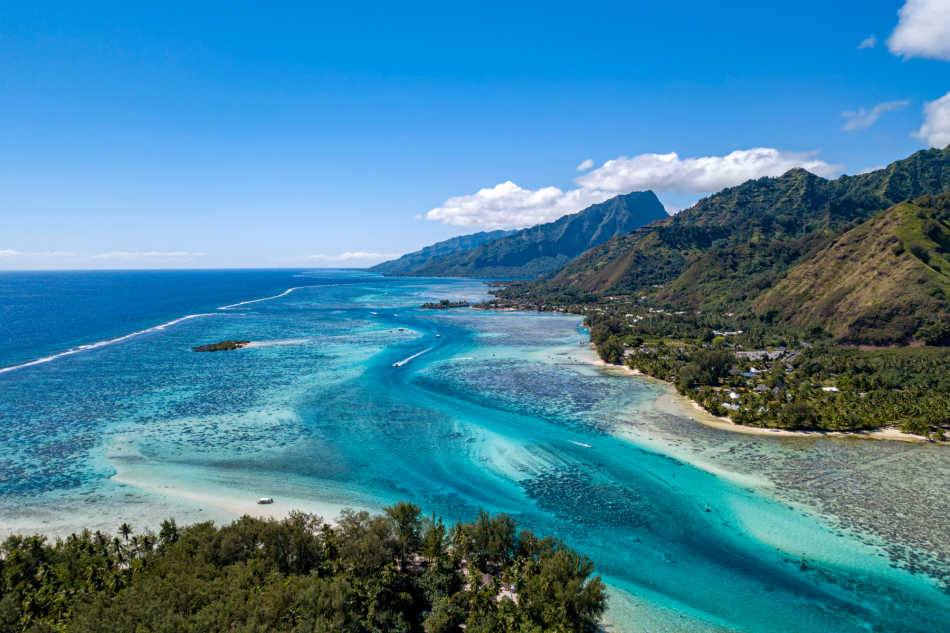 Vue aérienne d'un lagon en Polynésie
