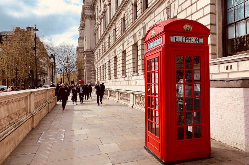 Une cabine téléphonique dans les rues de Londres - Royaume Uni