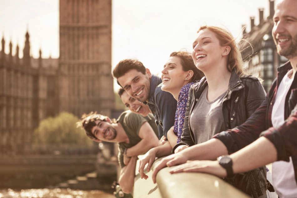 Photo de jeunes rigolant sur le pont Westminster