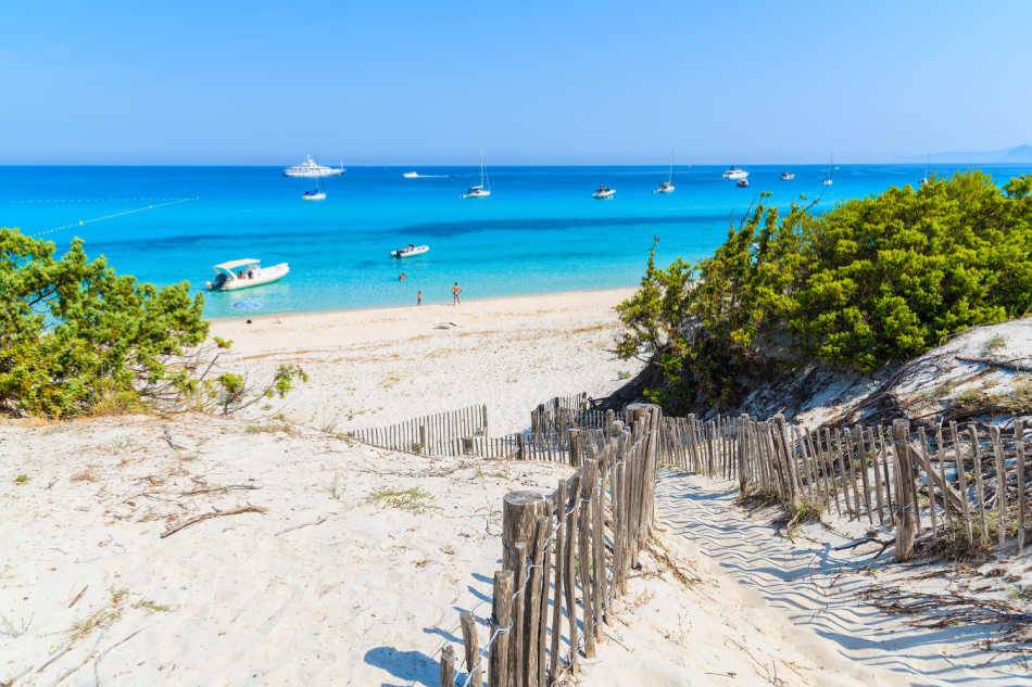 Photo d'une belle plage de sable blanc en Corse