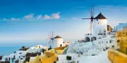 village blanc avec un moulin sur ile de mykonos